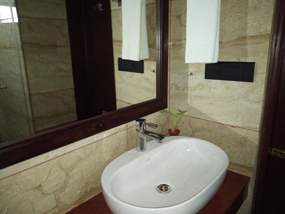 Yuvarani Residency Hotel 27/29
