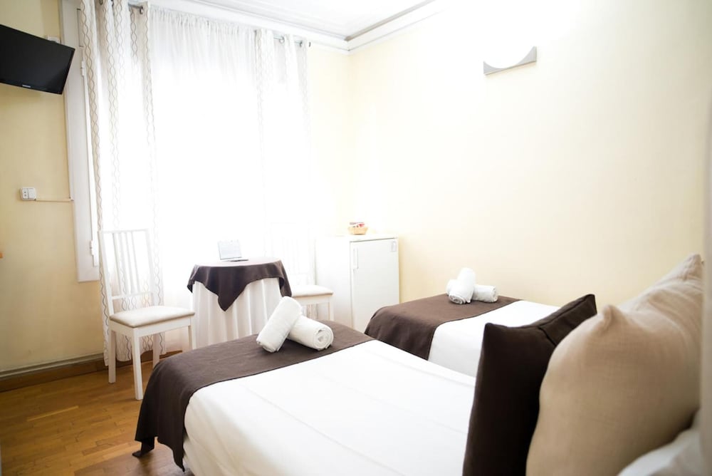 Petit Hotel 10/48