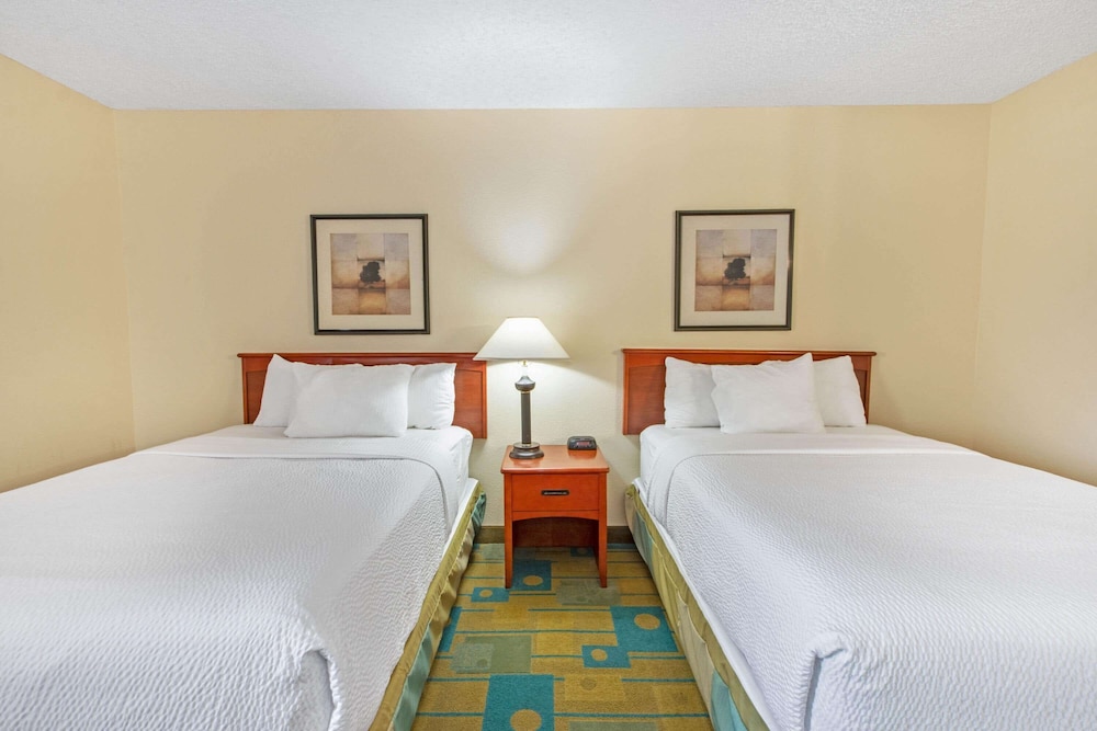 La Quinta Inn & Suites by Wyndham Albuquerque Journal Ctr NW 17/49