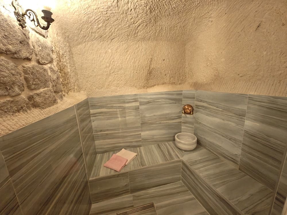Karlik Cave Suite 22/50