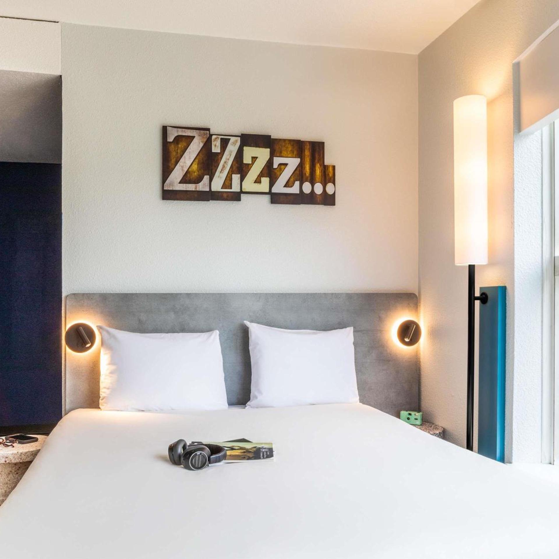 Standard, Queen Bed