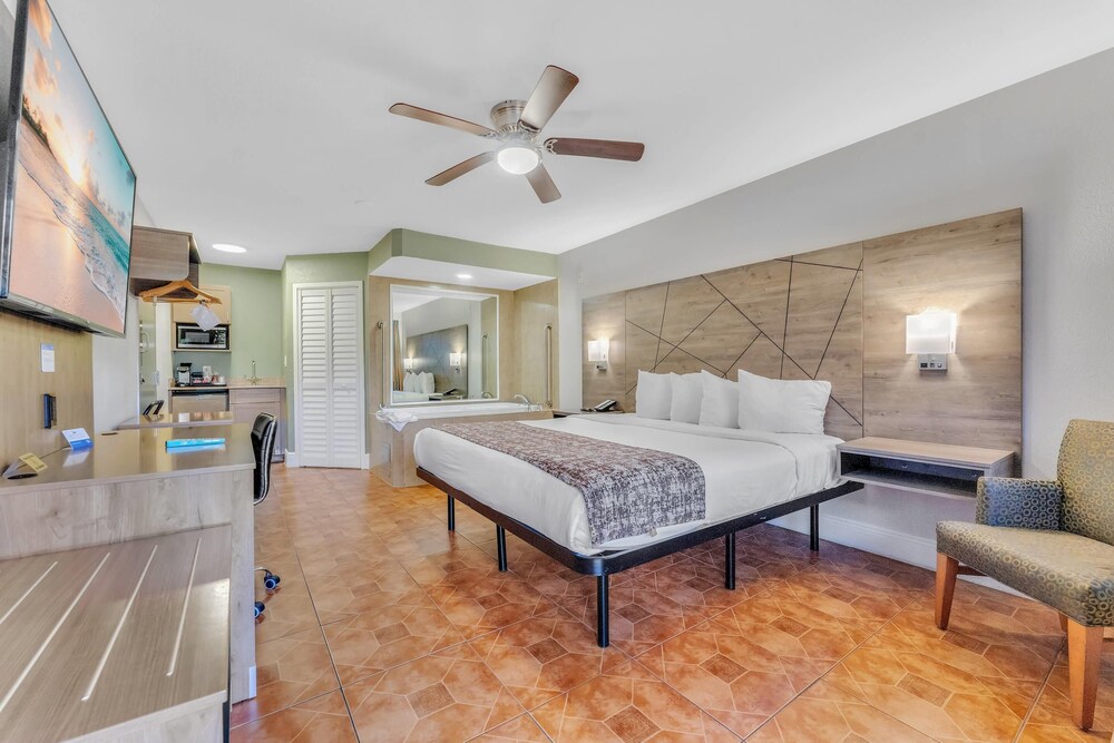 DELUXE, KING BED, JETTED TUB
