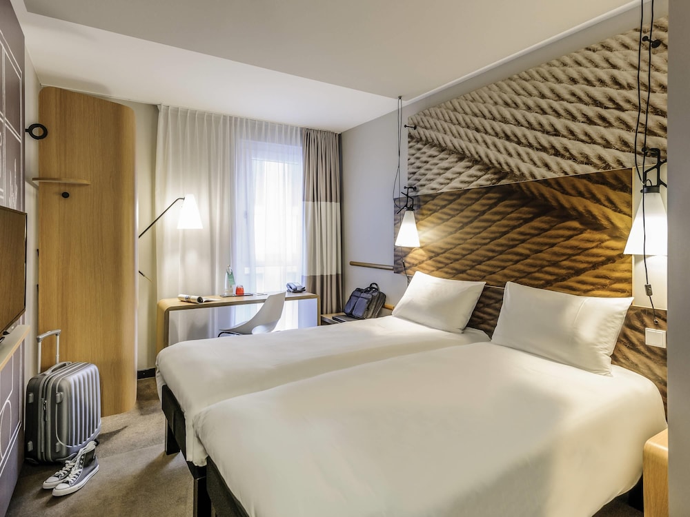 ROOM, TWIN BEDS