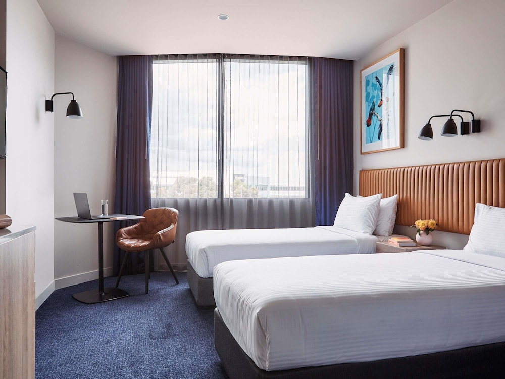 ROOM, TWIN BEDS