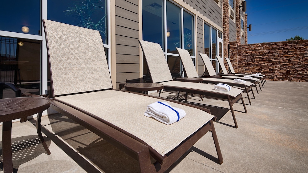 Best Western Plus Butterfield Inn 8/44