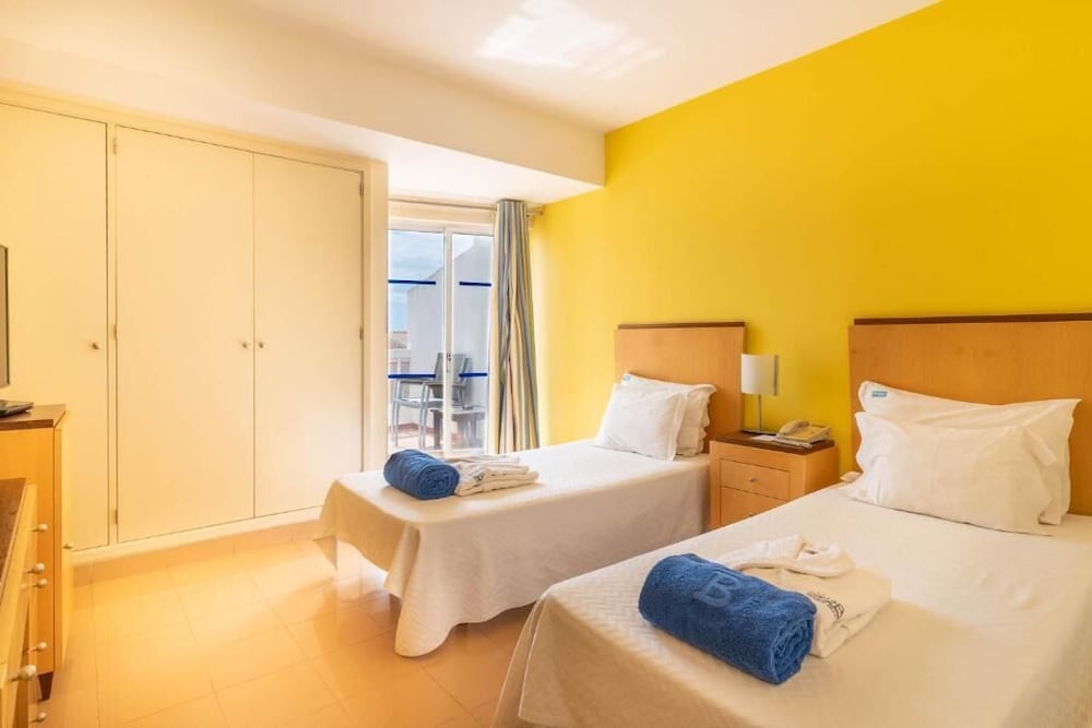 BASIC, DOUBLE OR TWIN BED, CITY VIEW