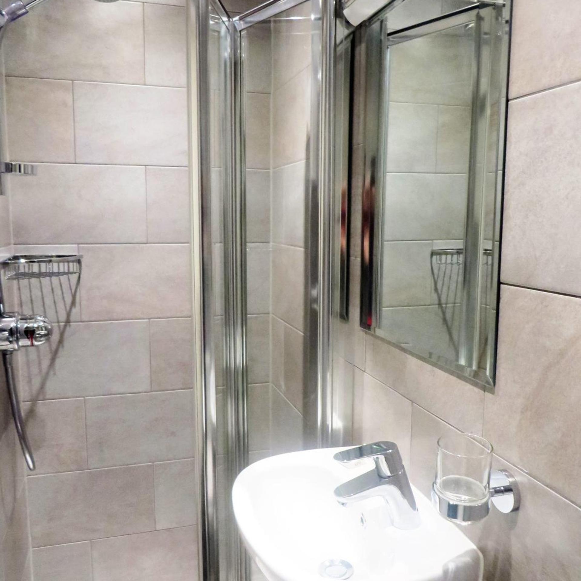 غرفة بسرير مزدوج بحمام خاص، Central Hotel 8/10