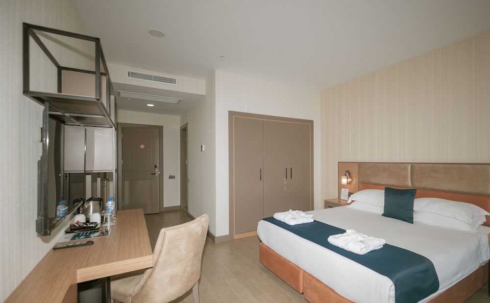 New Wave Hotel 16/48