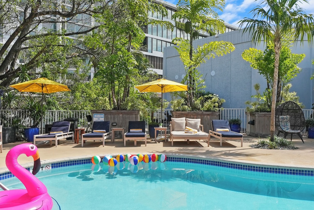 Tradewinds Apartment Hotel 52/65