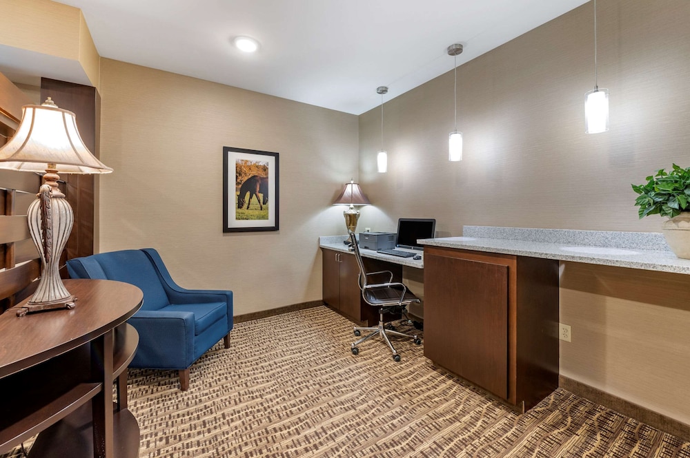 Comfort Inn & Suites Northern Kentucky 8/48
