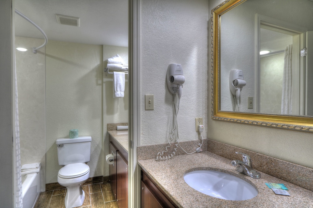 Crossroads Inn & Suites 30/68