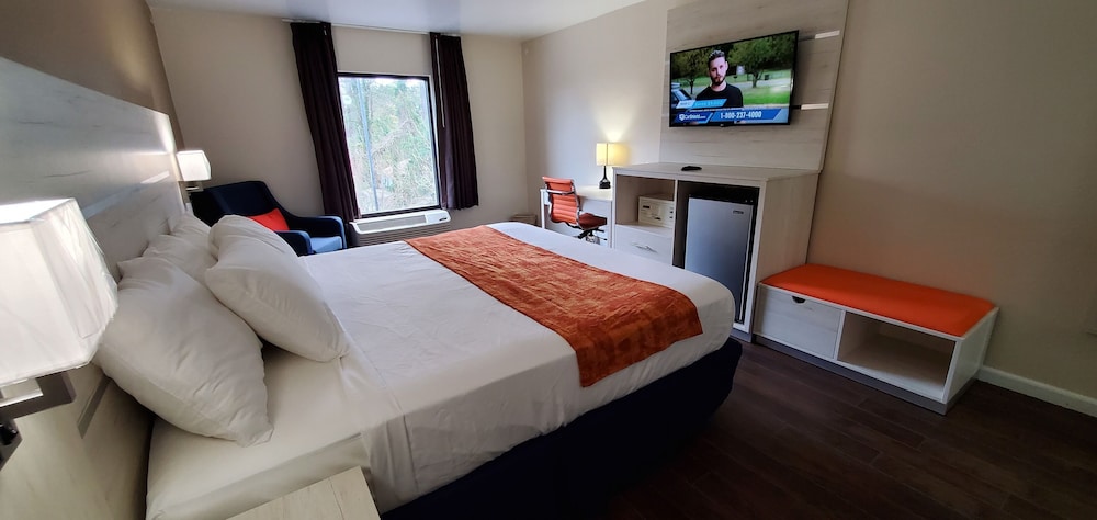 INTERIOR, KING BED