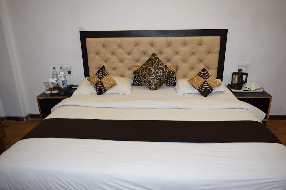 Oyo 12944 Hotel Crystal Palace 13/22