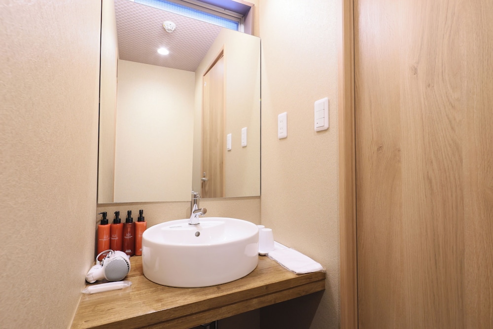 JAPANESE, SHARED BATHROOM