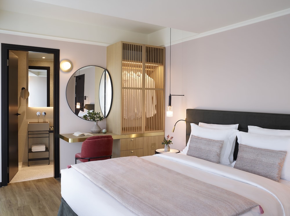 PREMIUM, DOUBLE OR TWIN BED