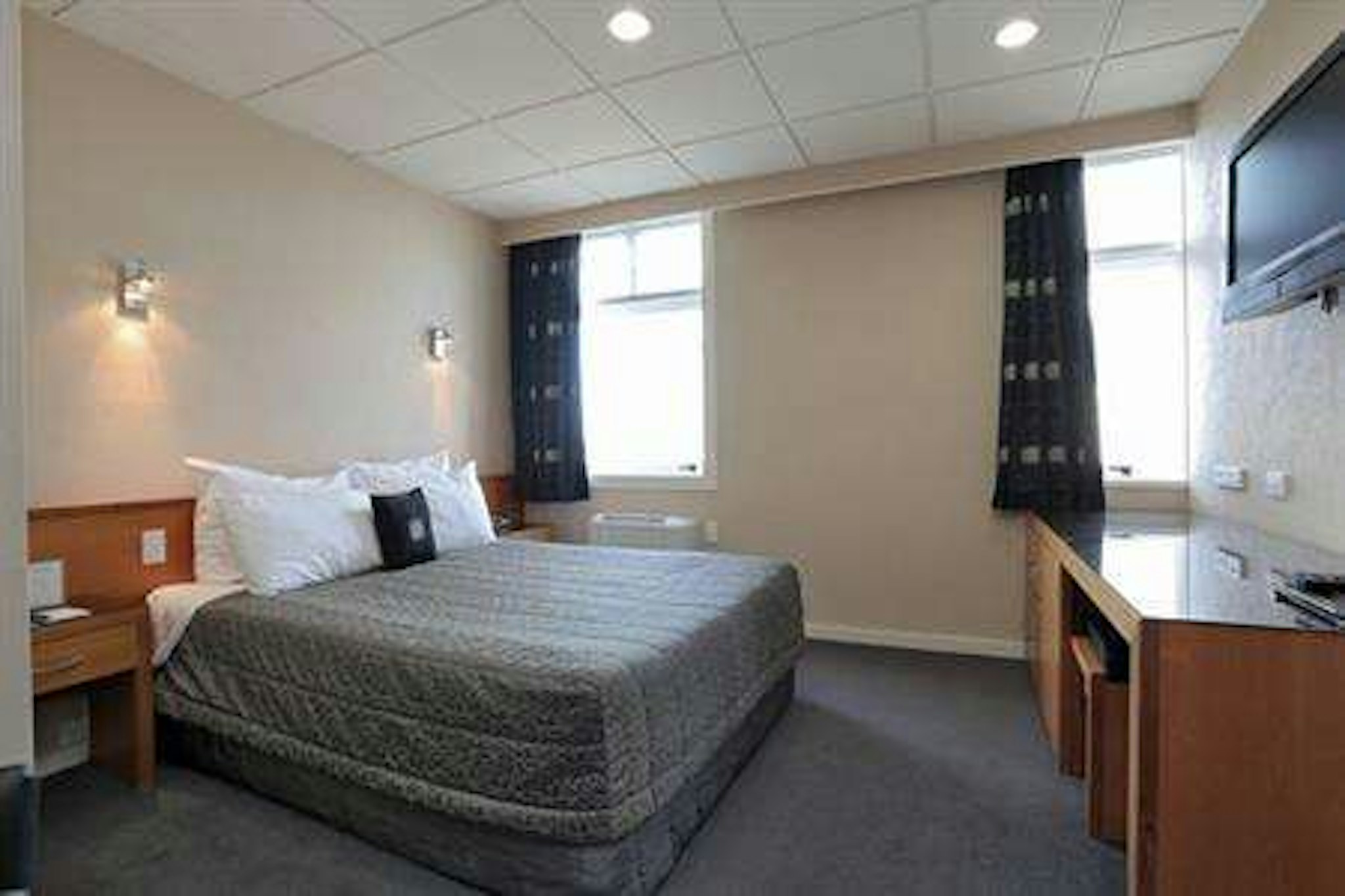 Kelvin Hotel 6/32