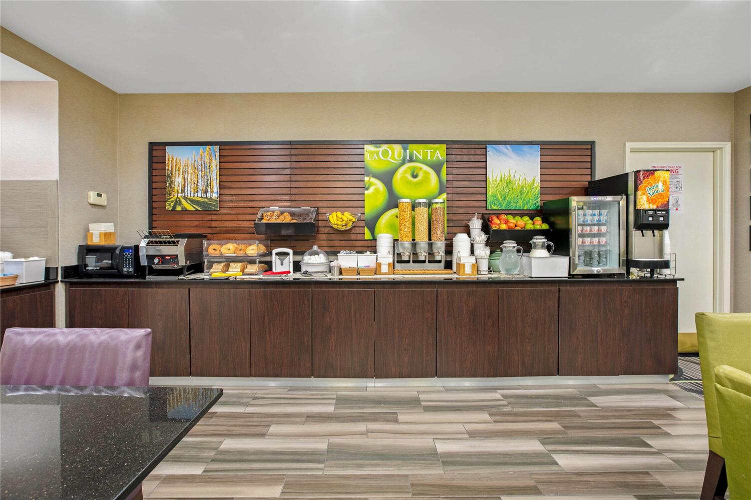 La Quinta Inn & Suites by Wyndham DFW Airport South / Irving 8/52