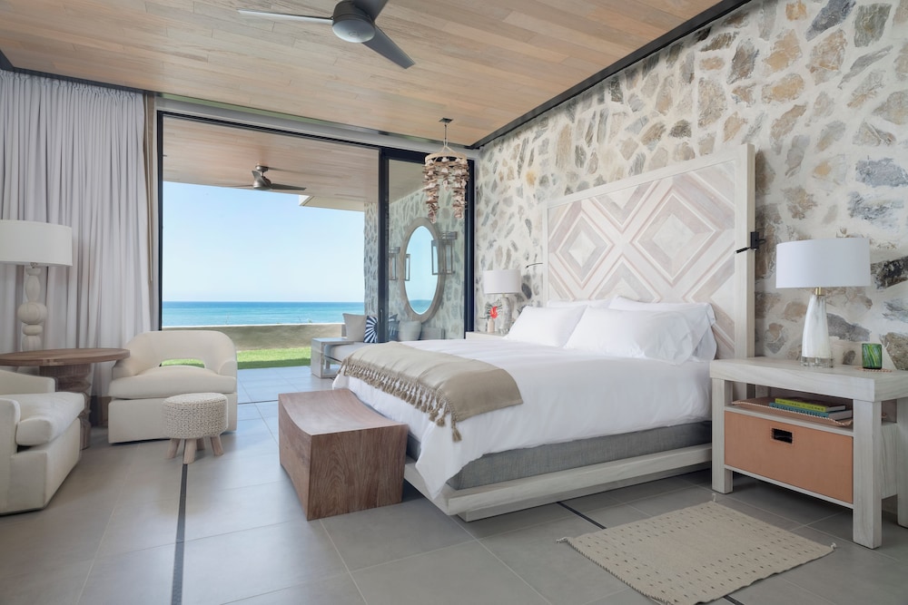 4 Bedrooms, Residence, 6 Queen Beds, Ocean Front, Cliff Side, with Pool