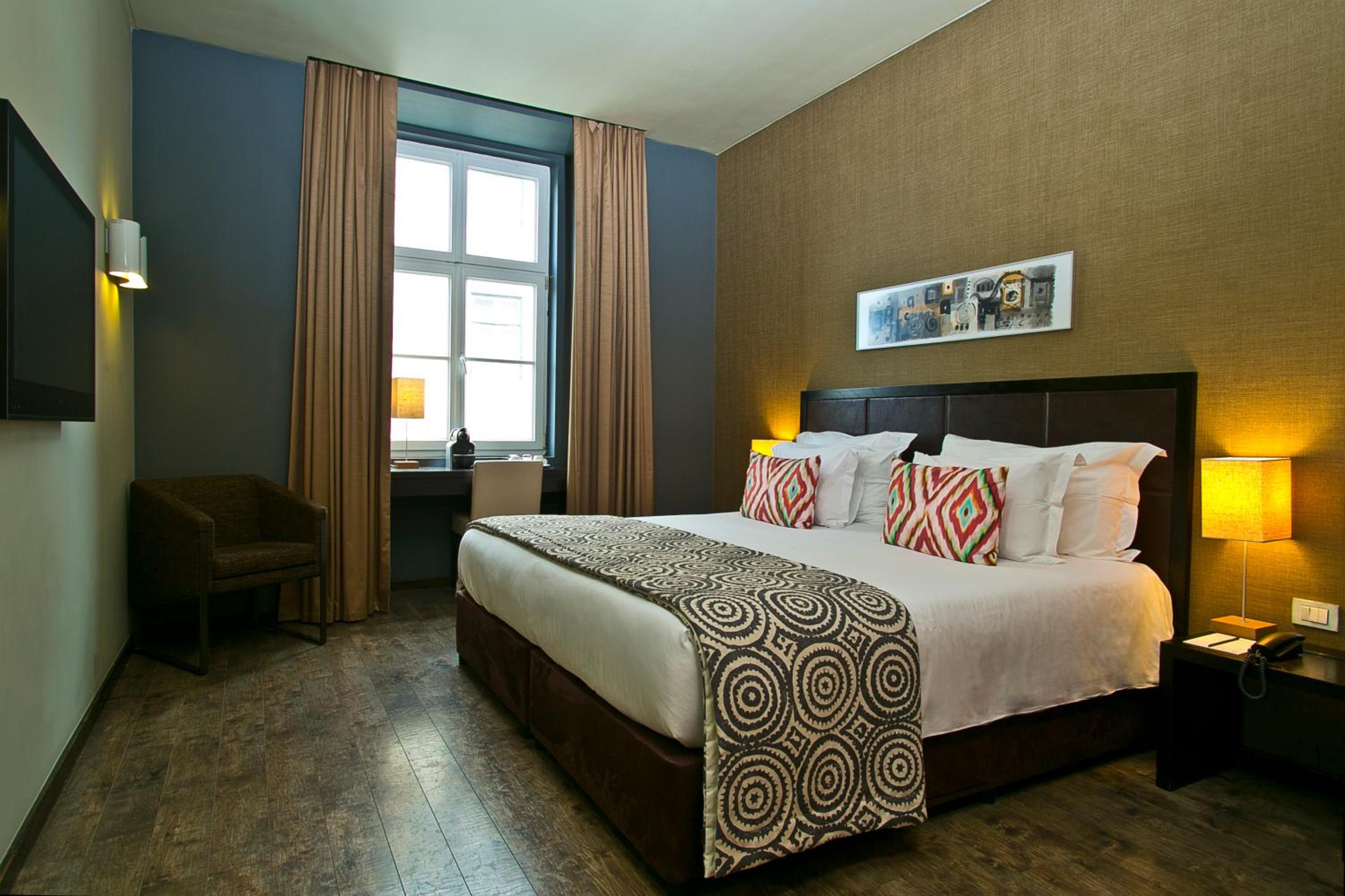 Standard, Double Bed, Street View، Internacional Design Hotel 5/9
