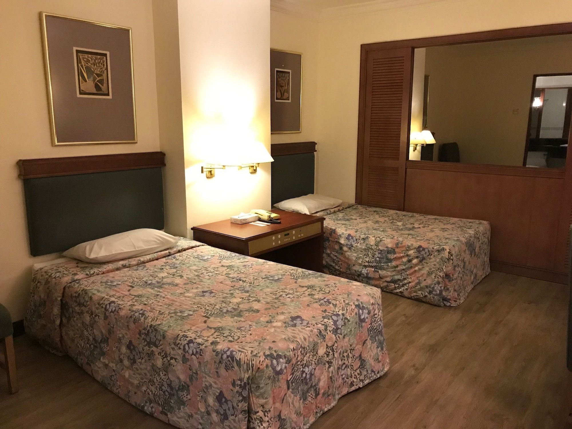 Standard, Twin Beds, No Window