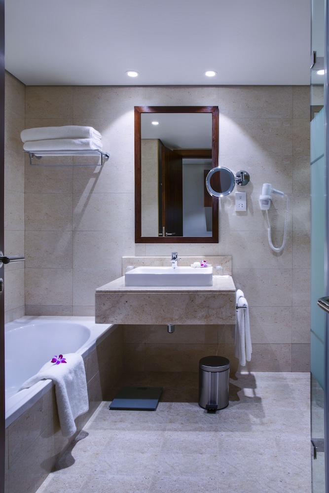 2 Bedrooms, Villa, Queen and Twin Beds, Beach Front, Private Garden, Terrace، Danat Jebel Dhanna Resort 2/2