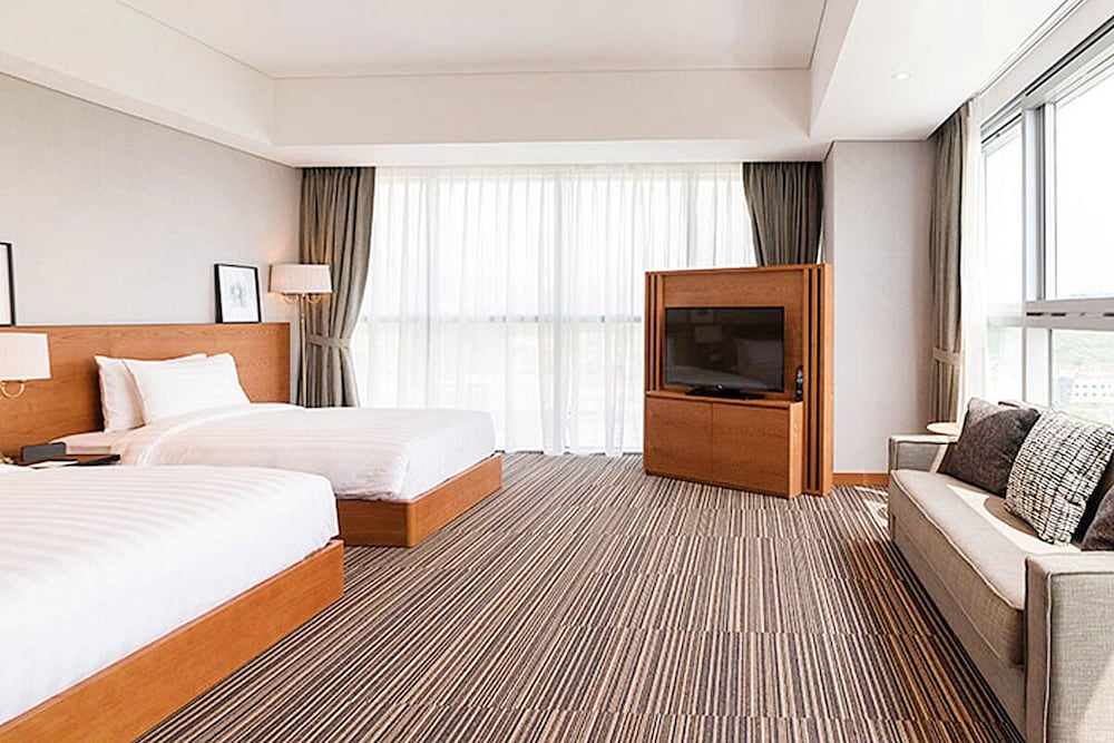 Golden Tulip Incheon Airport Hotel and Suites 24/63