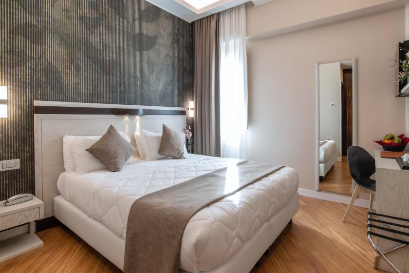ROOM, DOUBLE BED