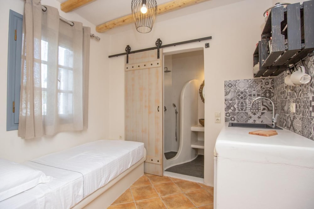 Ampelos Inn 44/47