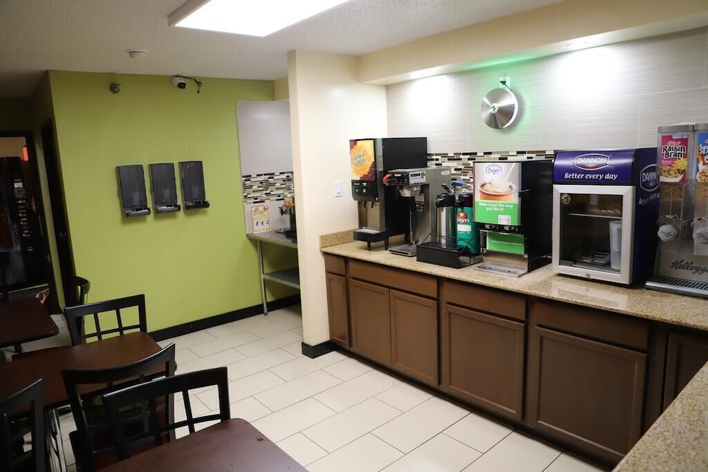 Super 8 by Wyndham Richmond Airport VA 7/19