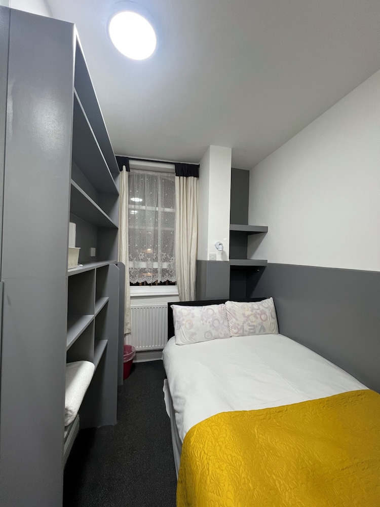 ROOM, DOUBLE BED