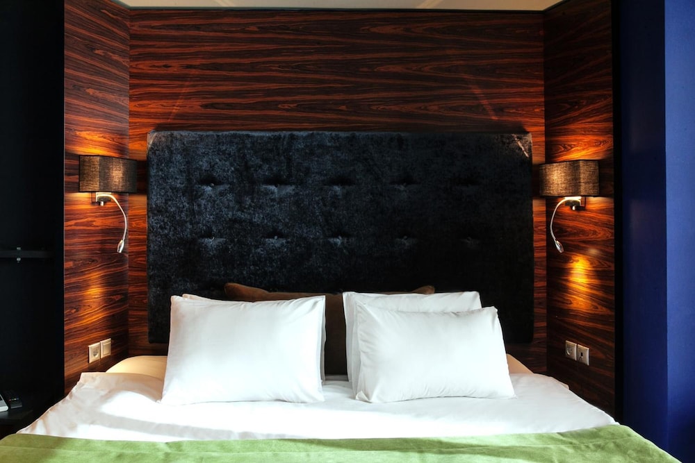 Diamond Suites 33/64