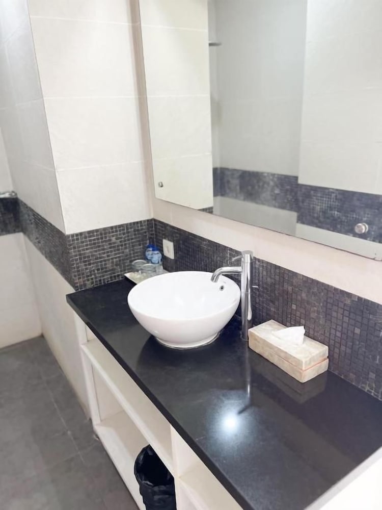 Apple Suite Apartment 54/56