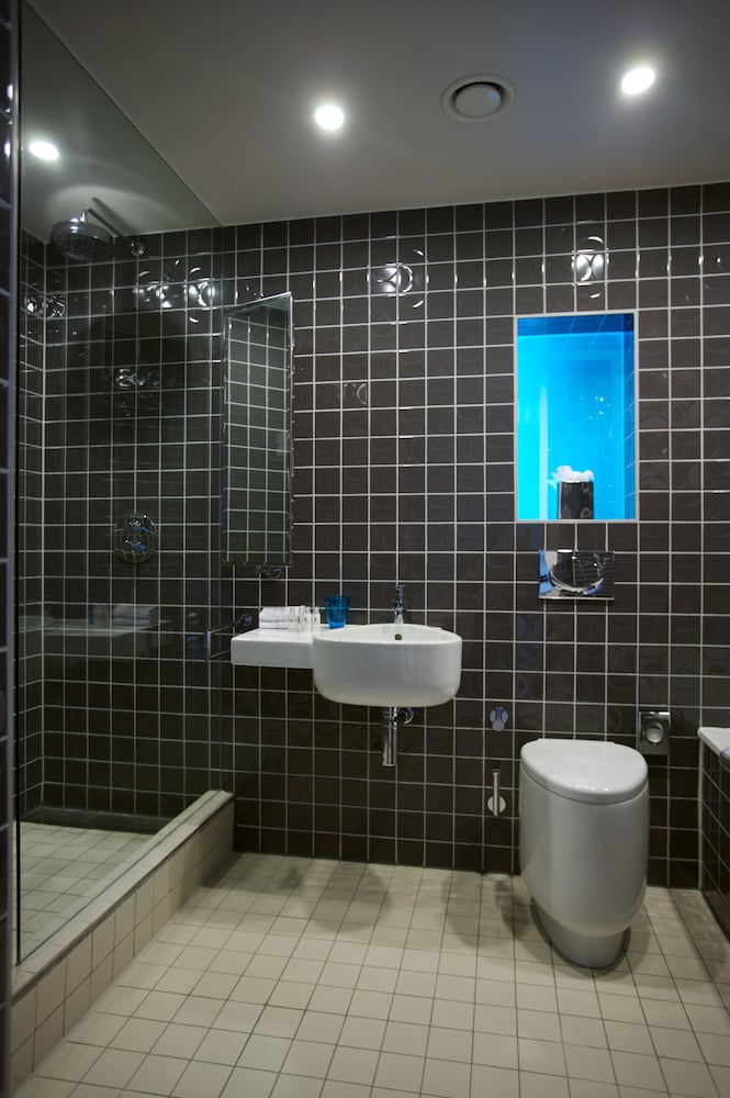 غرفة تنفيذية عائلية بسرير كينج مع أريكة، Clayton Hotel Chiswick 4/4