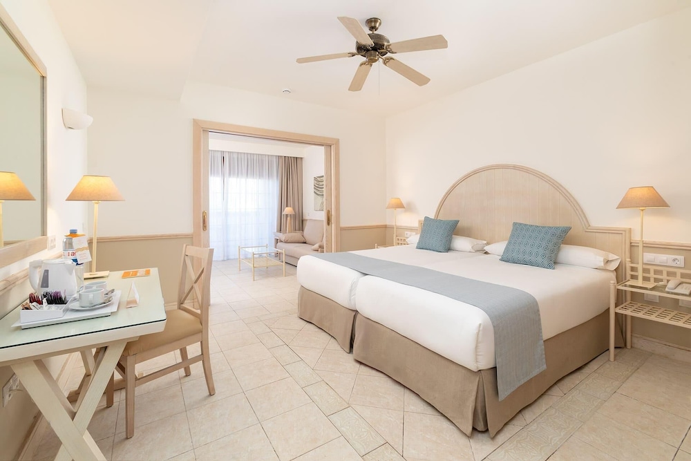 2 Bedrooms, Senior, Suite, 4 Beds, Sofa