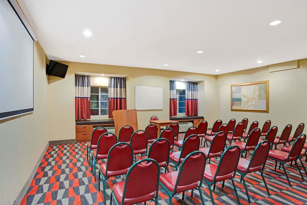 Microtel Inn & Suites By Wyndham Bushnell 18/24