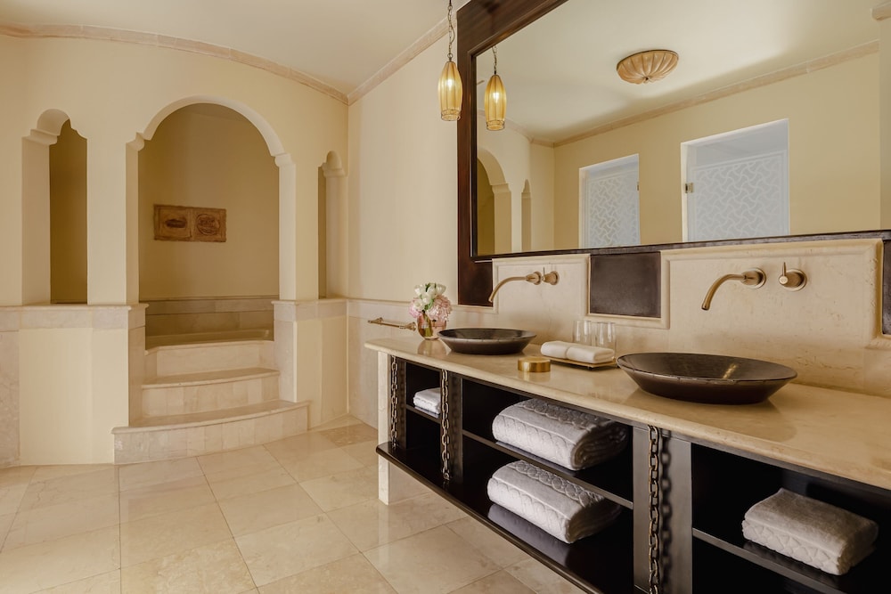 1 Bedroom, Suite, King Bed, Resort View، Sharq Village & Spa, a Ritz-Carlton Hotel 2/2
