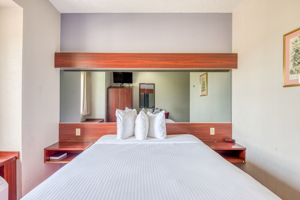 Trident Inn And Suites 33/60