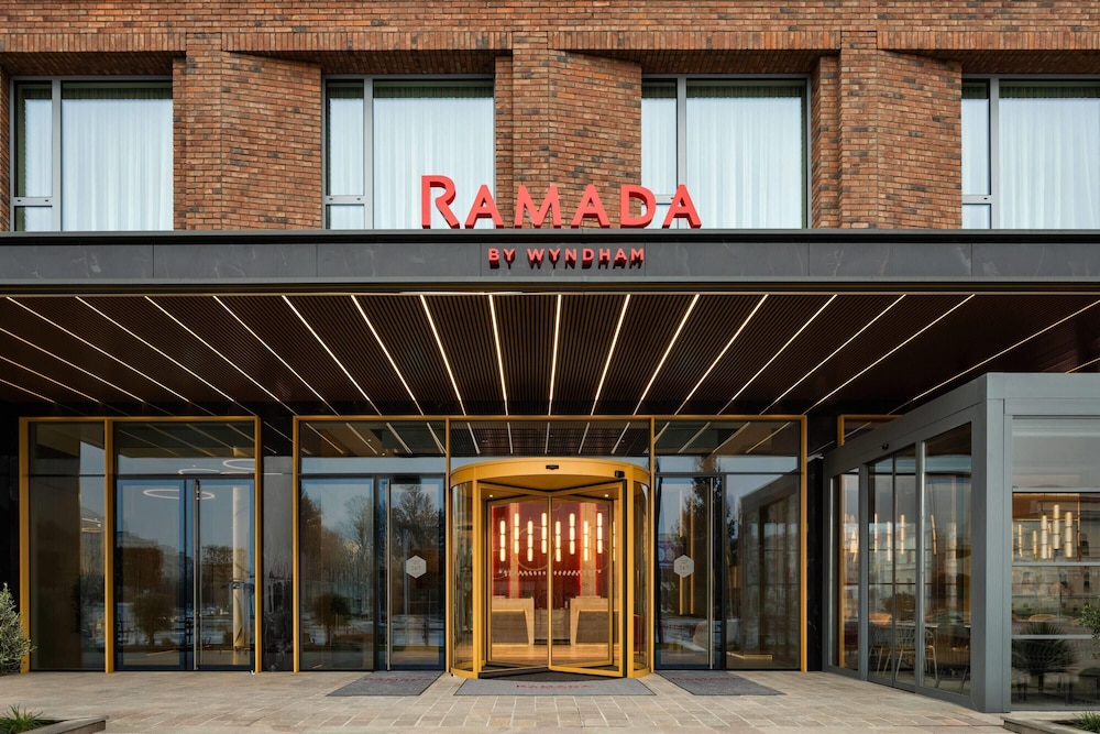 Ramada by Wyndham Zalau 1/57