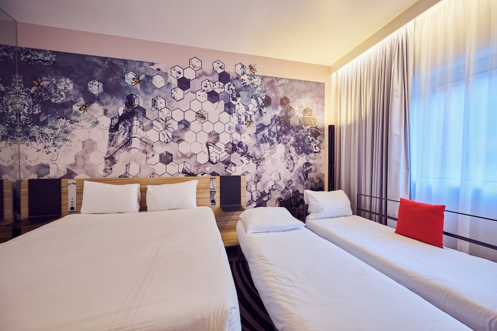 ROOM, QUADRUPLE