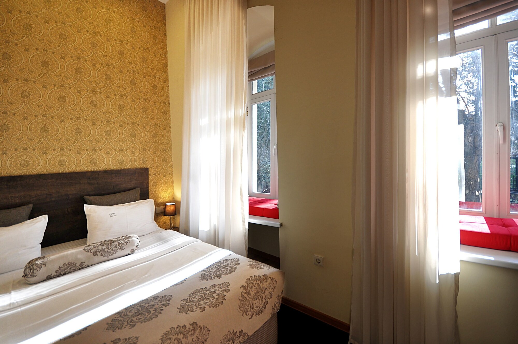 BASIC, QUEEN BED, COURTYARD VIEW, ALLERGY FRIENDLY