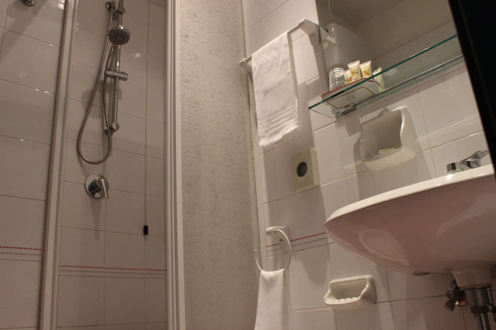 ROOM, SINGLE