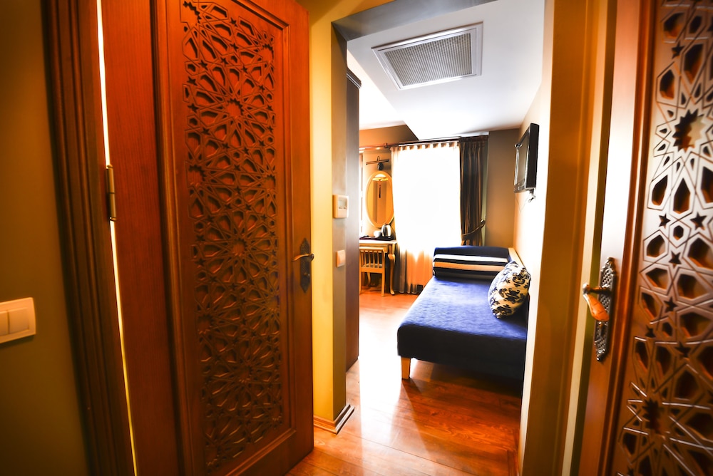 MERIAL HOTEL 10/43