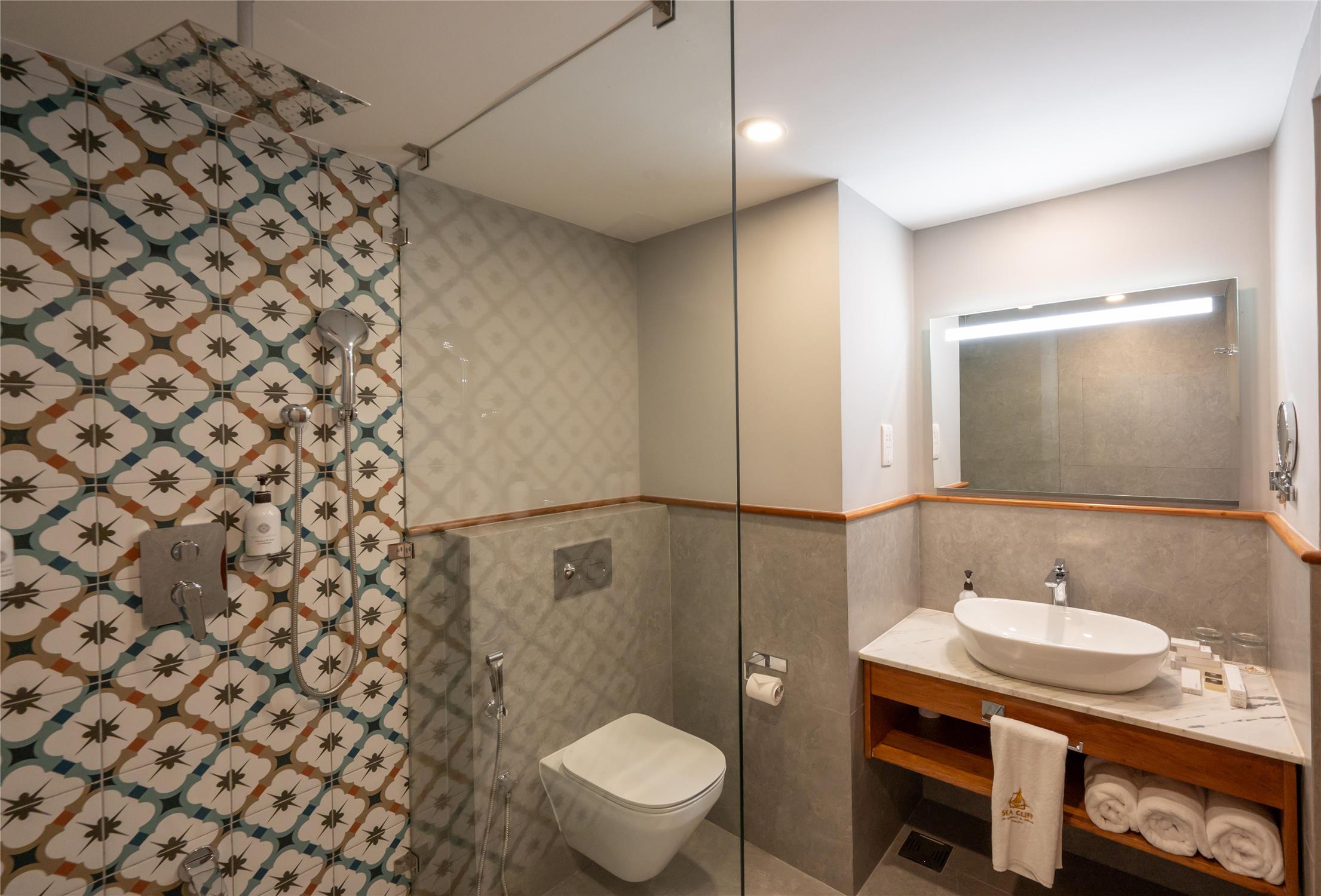 Sea Cliff Resort and Spa Hotel 78/80