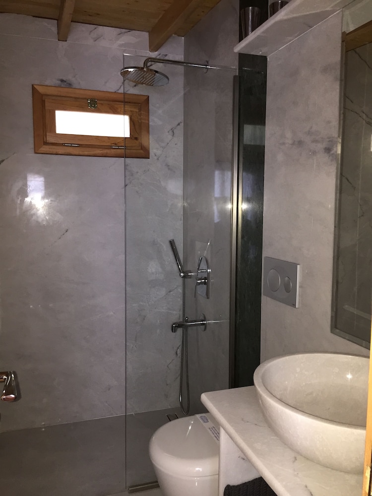 Lycia Hotel 15/65