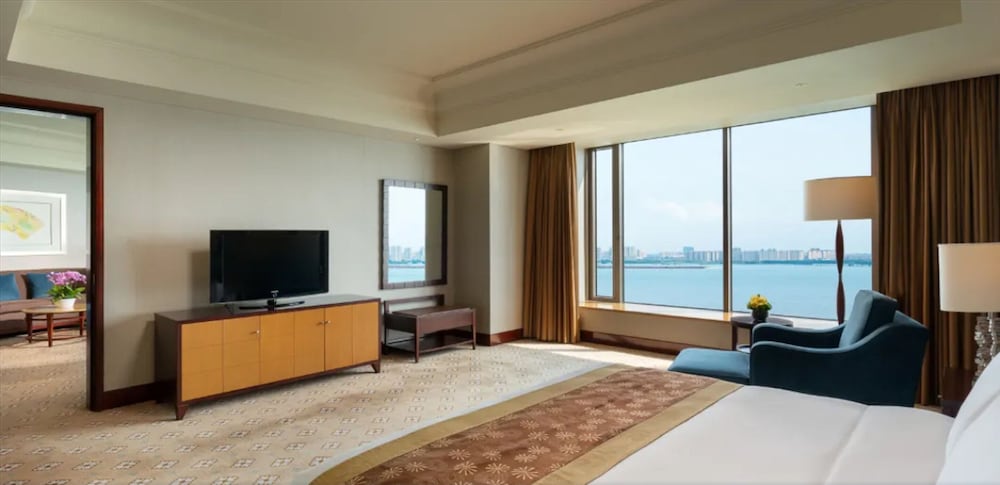 Panorama, Suite, King Bed, Lake View