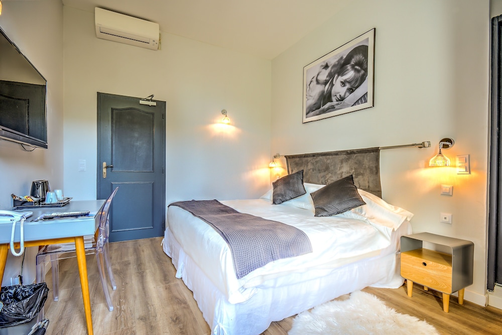 VILLA CLAUDIA(FORMERLY LE VENDOME - VILLA CLAUDIA) 28/77