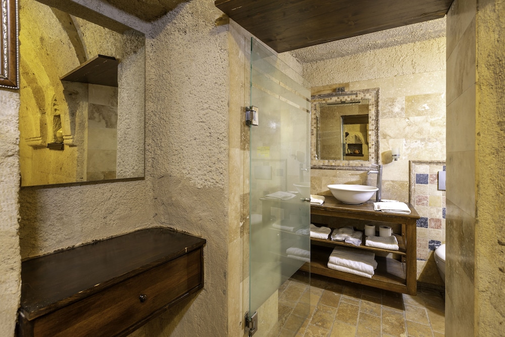 Mystic Cave House Hotel 49/50