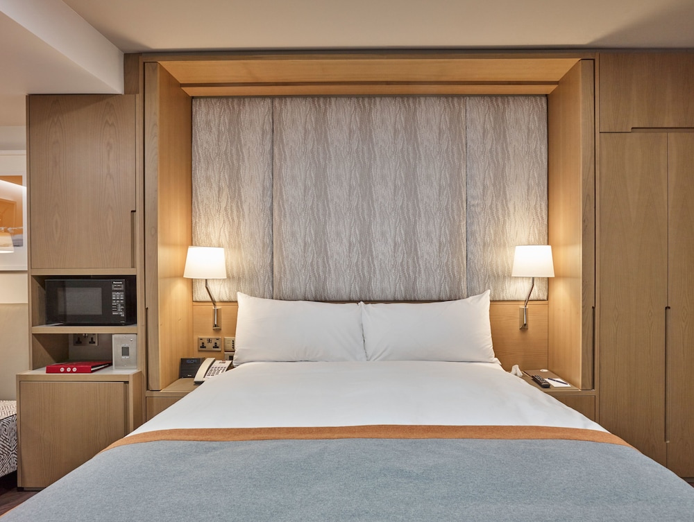 SUPERIOR, QUEEN BED, SOFA