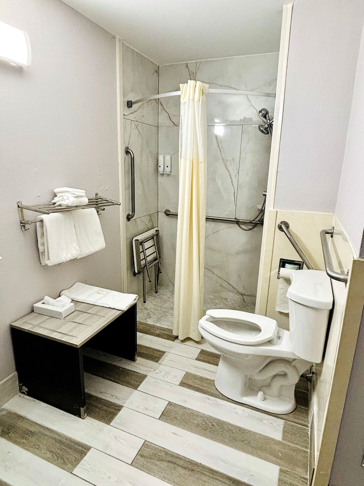 Room, Queen Bed, Accessible, Quality Inn Raynham - Taunton 7/9