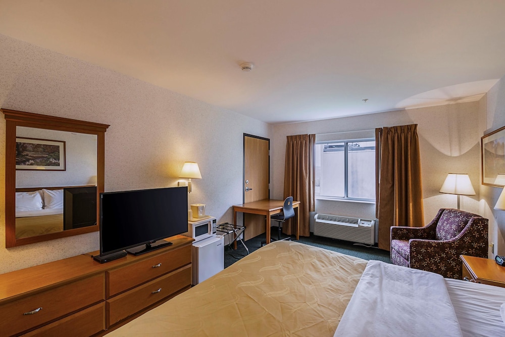 Quality Inn & Suites Belmont - Platteville 30/44